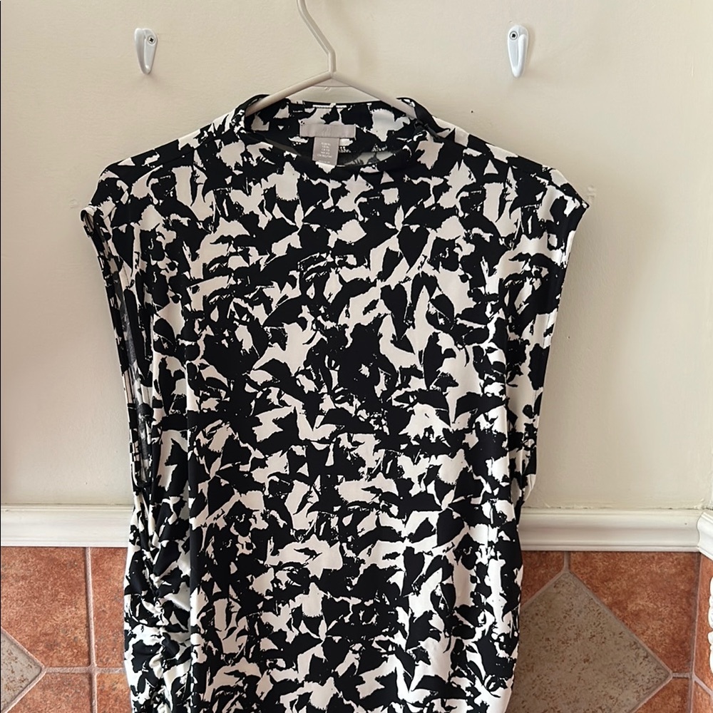 Black and white spandex fitted sleeves dress